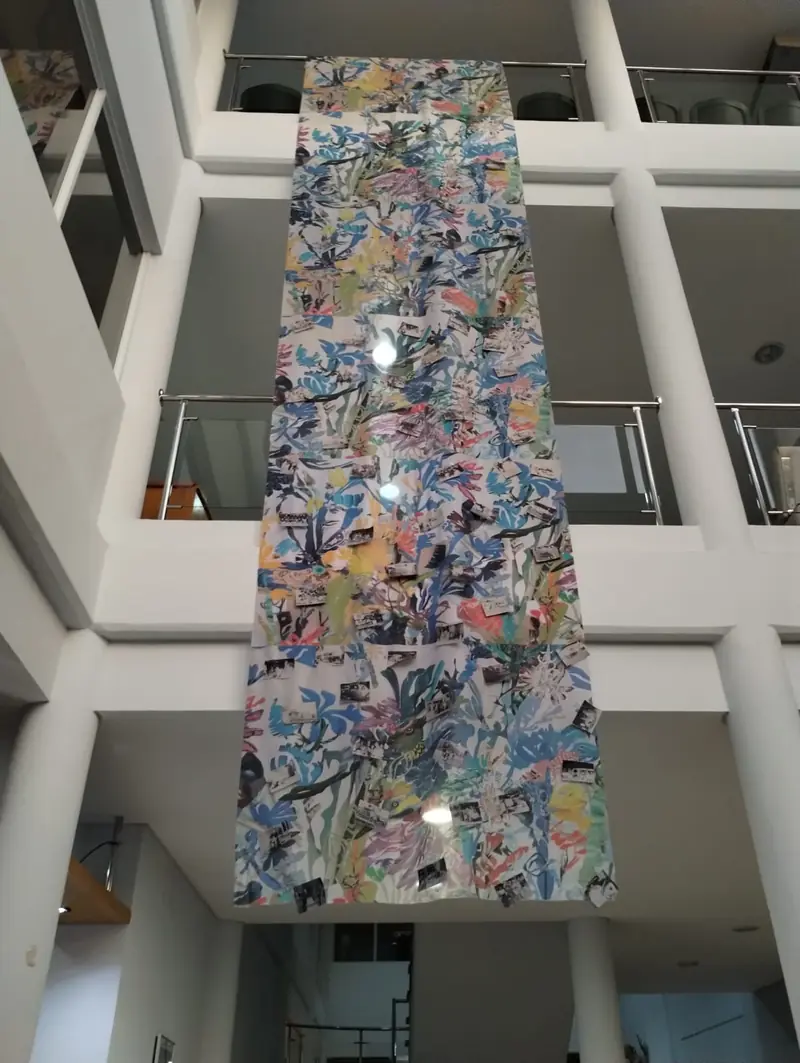 Obra de gran formato colgada en el hall del C.C. Médano