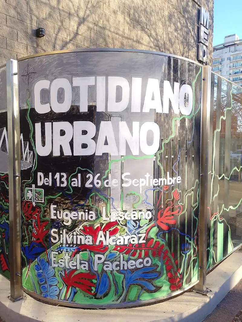 Vidriera pintada de la muestra Cotidiano Urbano