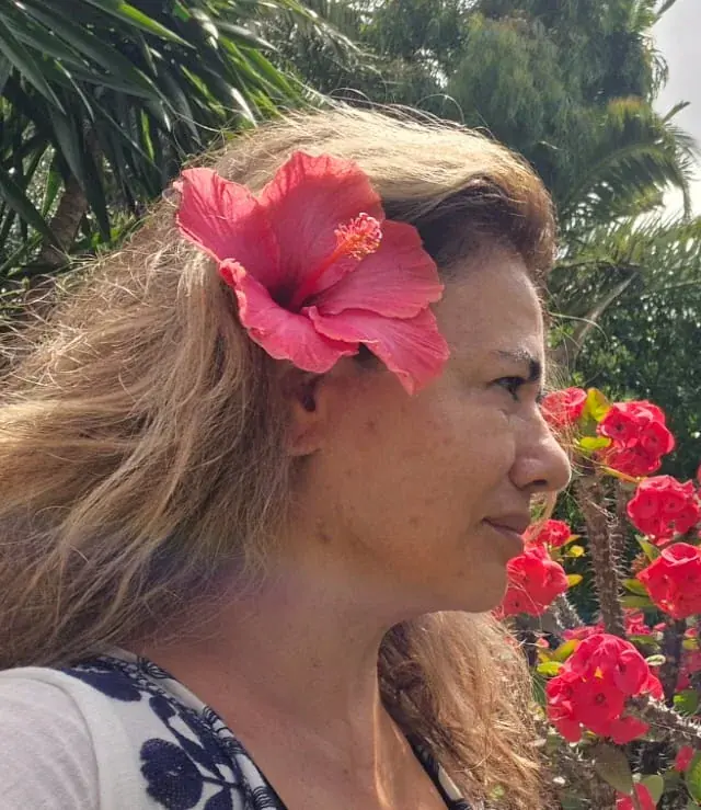 Estela Pacheco con una flor de hibisco en el pelo