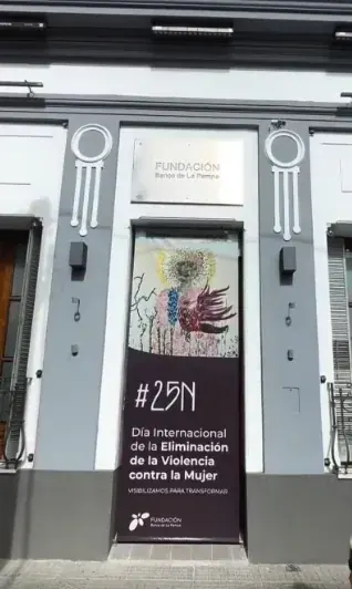 Existir en voz alta en la fachada de la Fundación Banco de La Pampa por el #25N