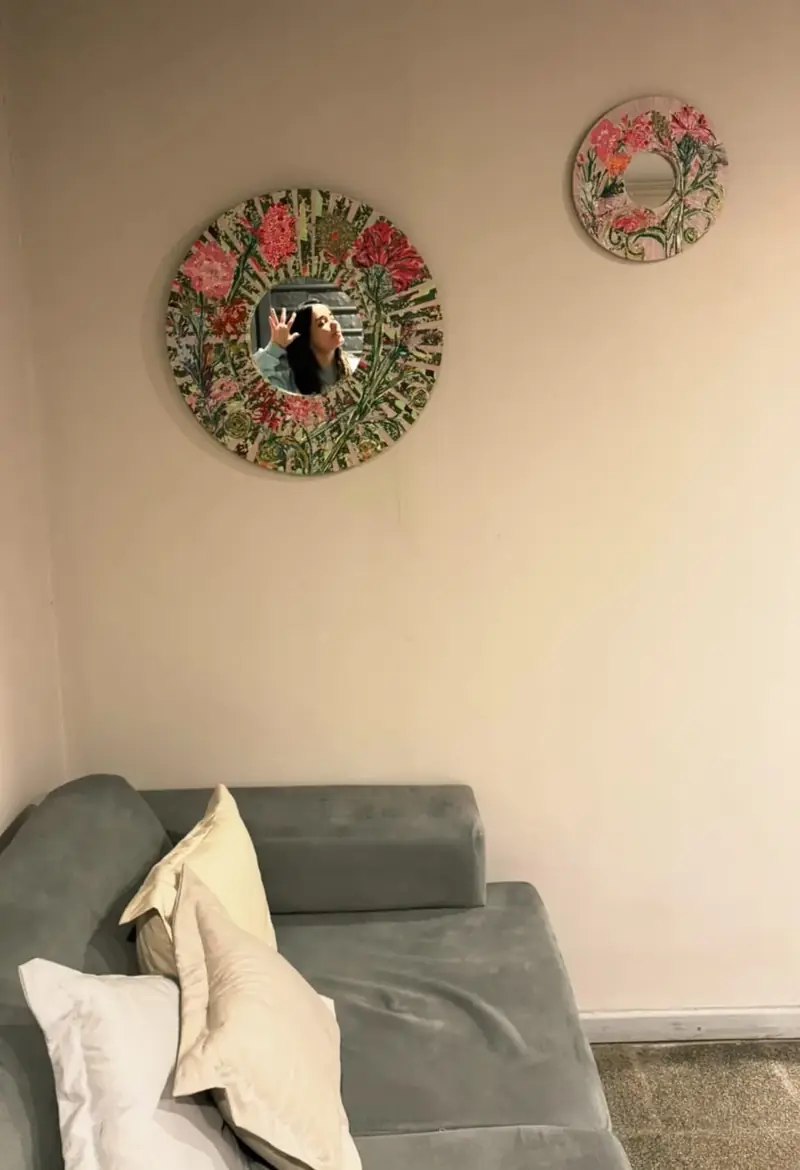 Espejos de Flores, encargo personalizado de Estela Pacheco: colgado en la pared de un living — foto 1 de 7