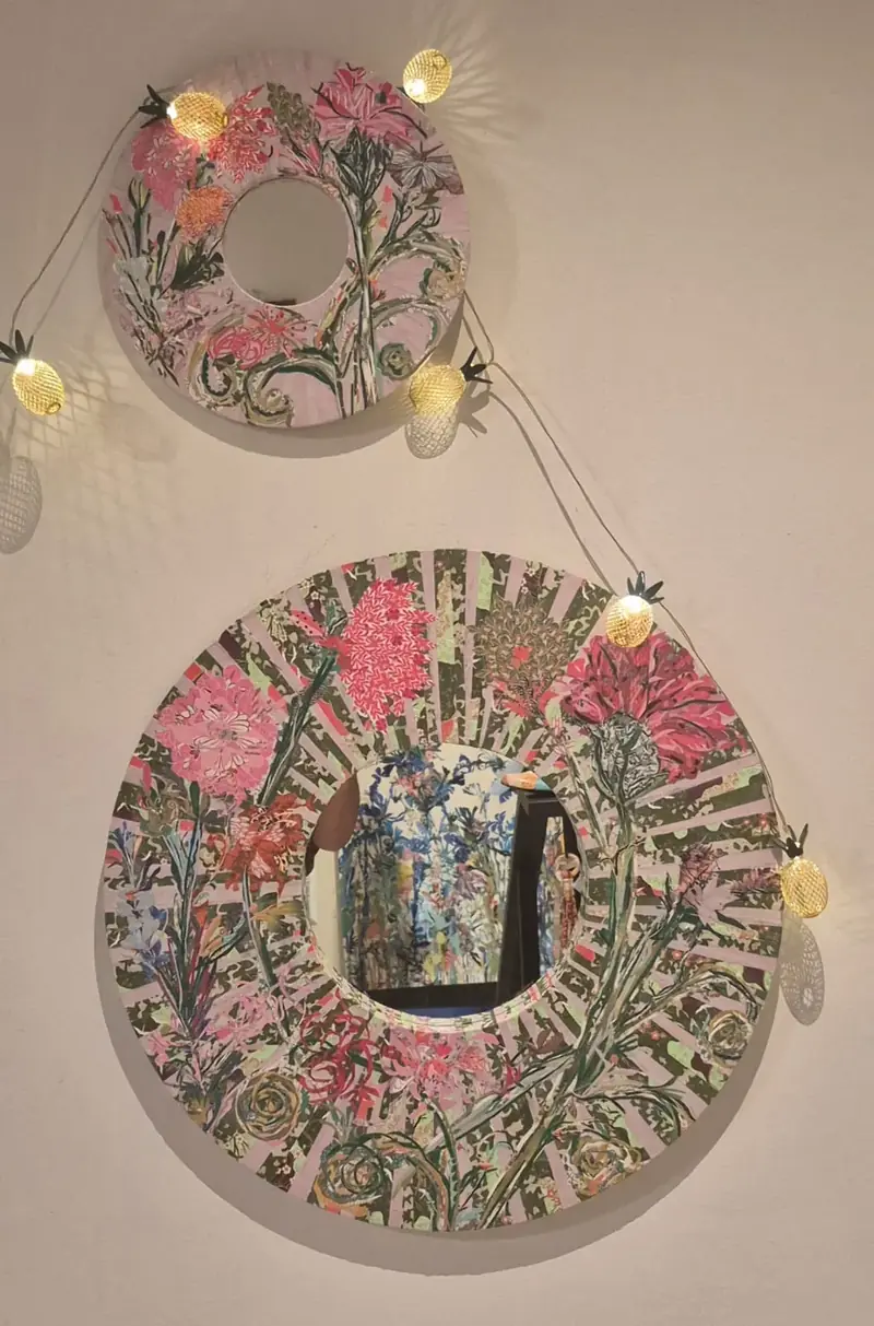 Espejos de Flores, encargo personalizado de Estela Pacheco: dos espejos colgados con guirnalda de luces — foto 2 de 7