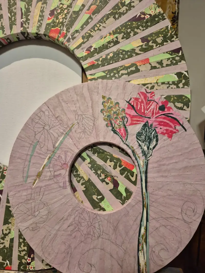 Espejos de Flores, encargo personalizado de Estela Pacheco: en proceso sobre la mesa del taller — foto 3 de 7
