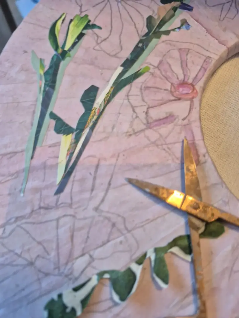 Espejos de Flores, encargo personalizado de Estela Pacheco: detalle del recorte de flores con tijera — foto 4 de 7