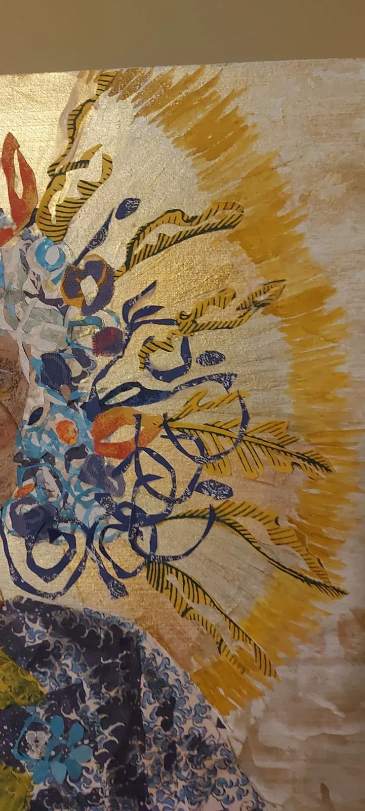Detalle de collage en proceso: figura con halo dorado y hojas amarillas — taller de Estela Pacheco