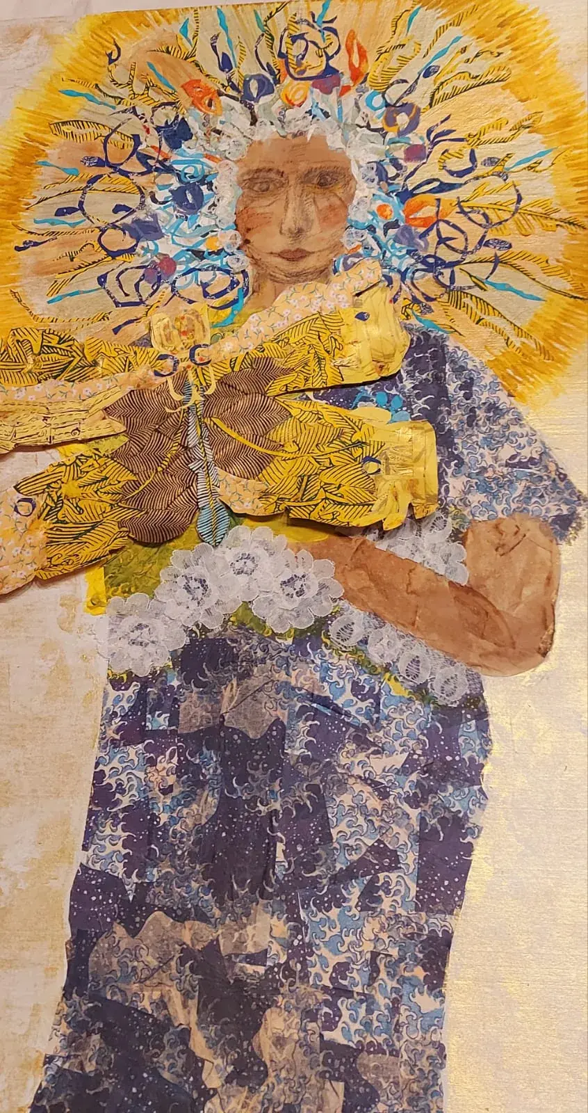 Collage en proceso: figura con vestido azul, hojas doradas y halo de flores — taller de Estela Pacheco
