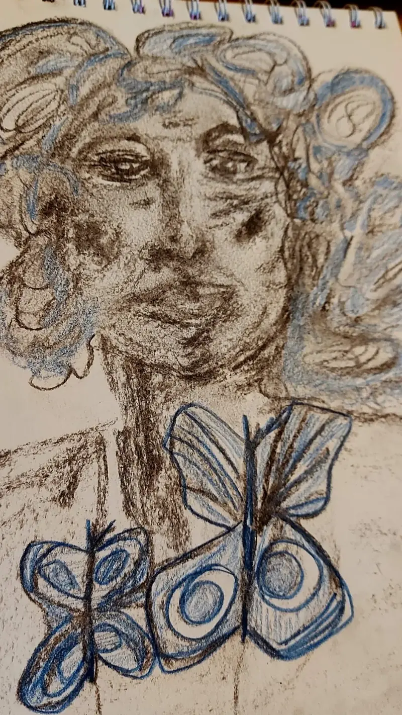 Boceto en carbonilla de un rostro de mujer con mariposas — taller de Estela Pacheco