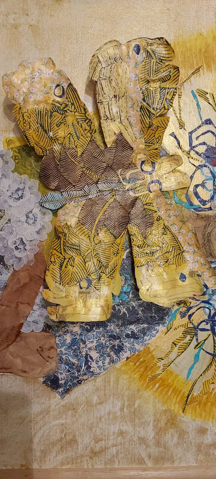 Detalle de hojas doradas y papeles calados en el collage — taller de Estela Pacheco