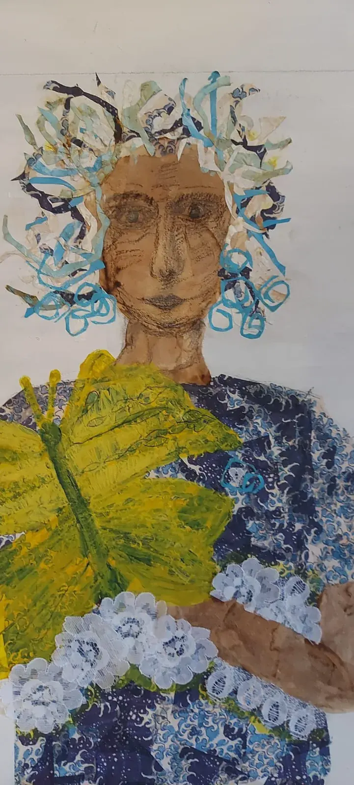 Figura de collage con hoja verde y tocado de flores de papel — taller de Estela Pacheco