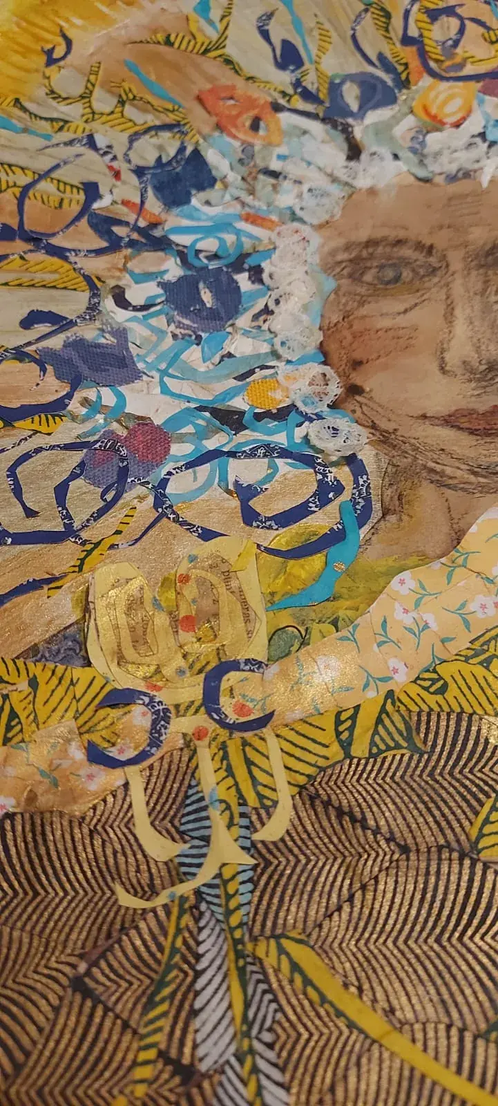 Detalle del rostro con tocado de papeles azules y dorados — taller de Estela Pacheco