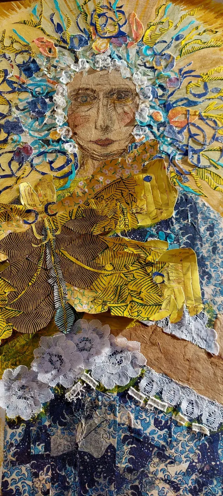 Collage terminado: figura con halo de flores y hojas doradas — taller de Estela Pacheco